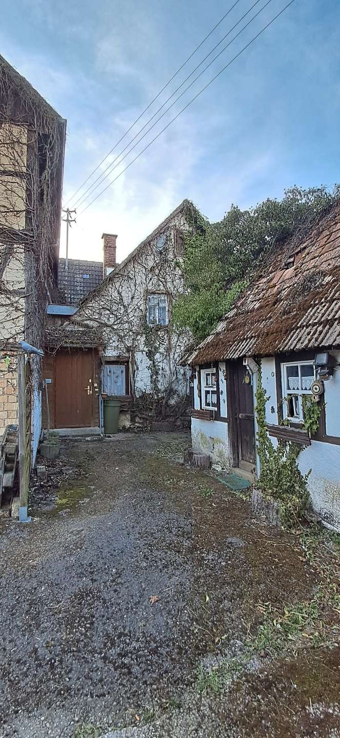 Durchgang hinten zwischen Scheune und Nebengebäude zum Haus